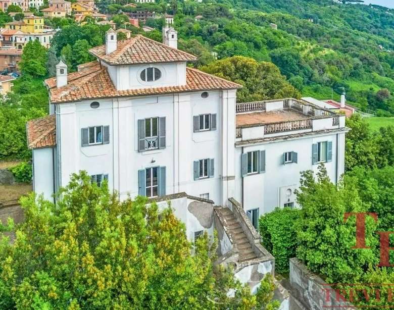 Уединенный роскошный дом на холме с панорамным видом на зелень и окруженный деревьями, эксклюзивная недвижимость в Италии от Треви Элит.
