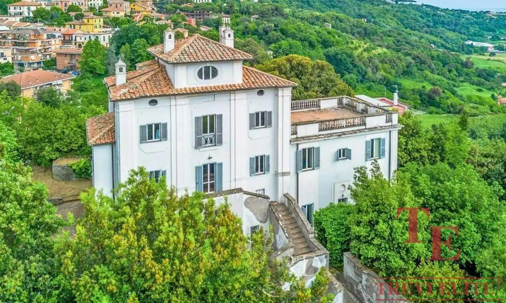 Уединенный роскошный дом на холме с панорамным видом на зелень и окруженный деревьями, эксклюзивная недвижимость в Италии от Треви Элит.