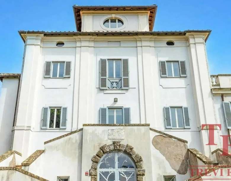 Элитное итальянское особняк в престижном районе, роскошный дизайн и высококачественная отделка, идеально подходит для взыскательных клиентов, ищущих эксклюзивную недвижимость worldwide.