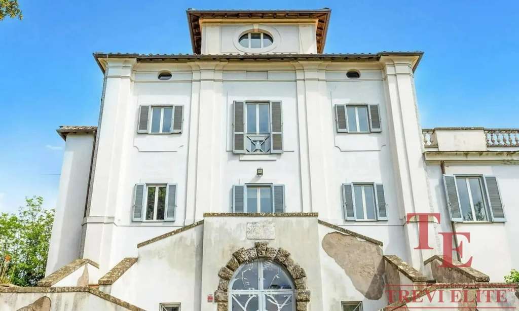 Элитное итальянское особняк в престижном районе, роскошный дизайн и высококачественная отделка, идеально подходит для взыскательных клиентов, ищущих эксклюзивную недвижимость worldwide.