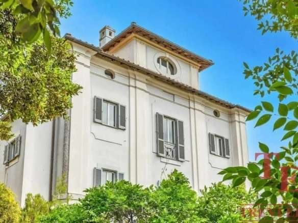 Эксклюзивное здание роскошной недвижимости на продажу в Италии, окруженное зеленью и садами.