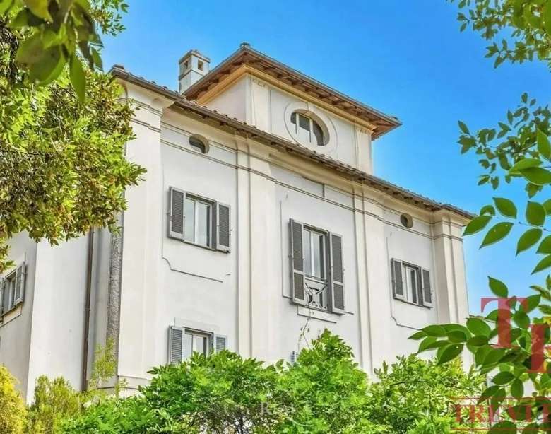 Эксклюзивное здание роскошной недвижимости на продажу в Италии, окруженное зеленью и садами.