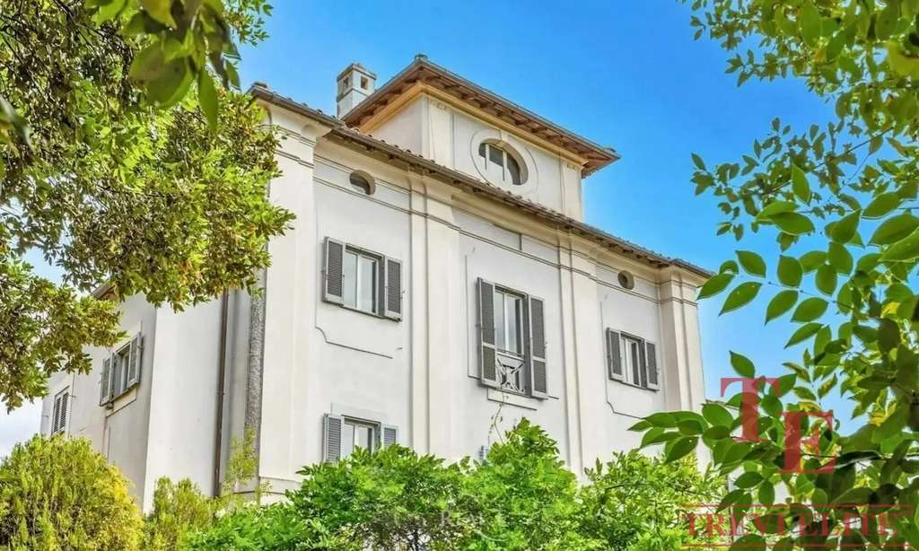 Эксклюзивное здание роскошной недвижимости на продажу в Италии, окруженное зеленью и садами.