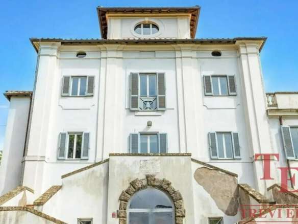 Элитное итальянское особняк с историческим фасадом и современными окнами, идеально для инвестиций или роскошной жизни, расположенное в живописной местности.