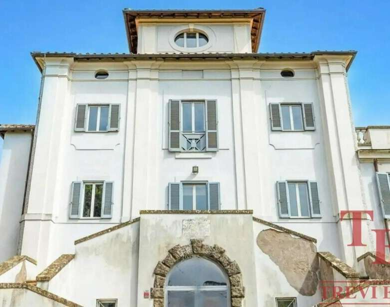 Элитное итальянское особняк с историческим фасадом и современными окнами, идеально для инвестиций или роскошной жизни, расположенное в живописной местности.