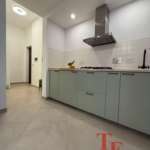 Уютная современная кухня в элитной недвижимости с минималистичным дизайном и встроенной техникой, идеально подходящая для комфортной жизни в роскошных апартаментах.