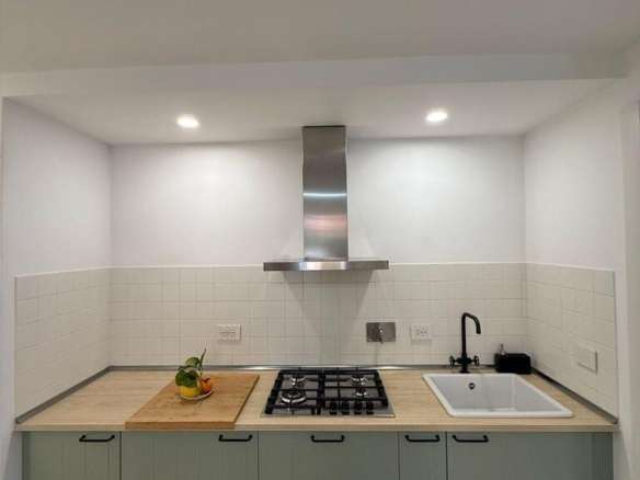 Современная кухня в элитной недвижимости, светлые фасады, встроенная техника, стильные светильники и функциональный дизайн, идеально подходящий для роскошной жизни.