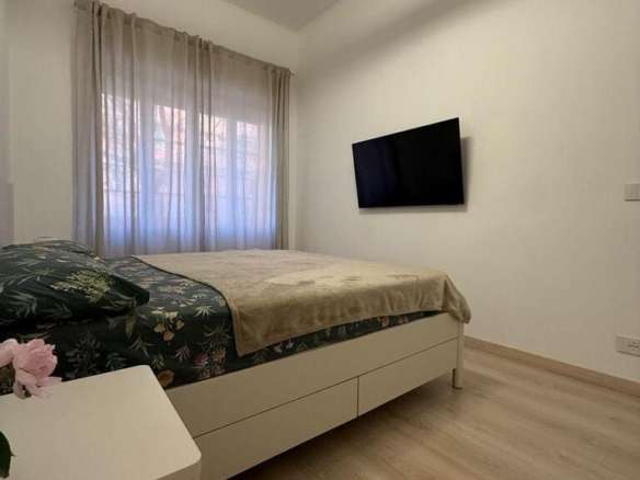 роскошная спальня в современном апартаментах с заботой о деталях и стильным дизайном, идеально подходит для ценителей эксклюзивной недвижимости.