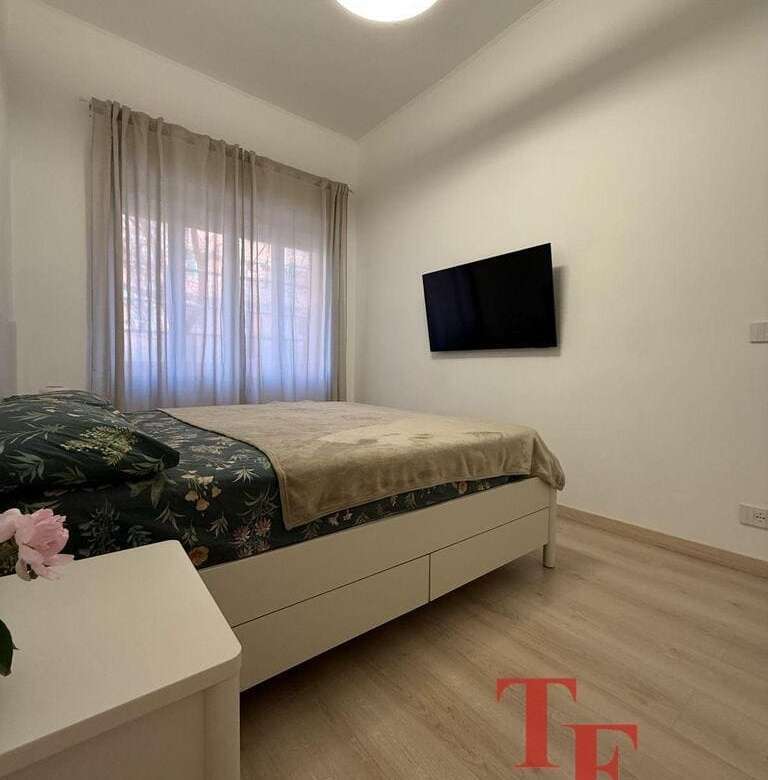 роскошная спальня в современном апартаментах с заботой о деталях и стильным дизайном, идеально подходит для ценителей эксклюзивной недвижимости.