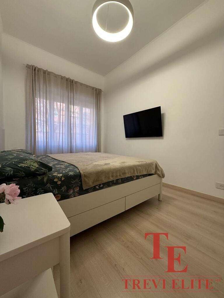 роскошная спальня в современном апартаментах с заботой о деталях и стильным дизайном, идеально подходит для ценителей эксклюзивной недвижимости.