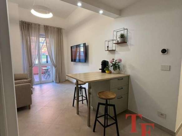 Современная уютная гостиная с консолью и барными стульями, выход на балкон, дизайн с роскошными деталями, идеально подходит для элитной недвижимости.