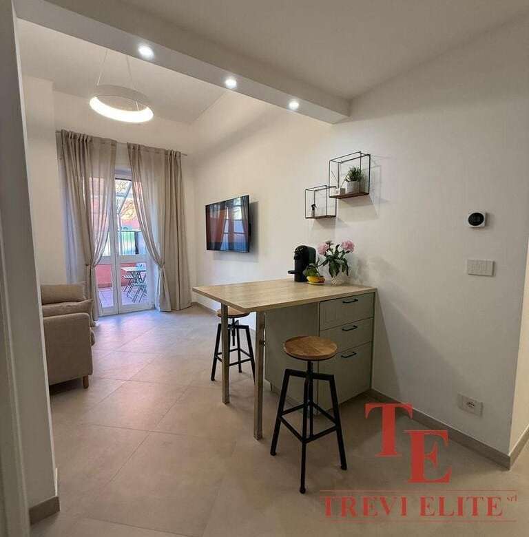 Современная уютная гостиная с консолью и барными стульями, выход на балкон, дизайн с роскошными деталями, идеально подходит для элитной недвижимости.