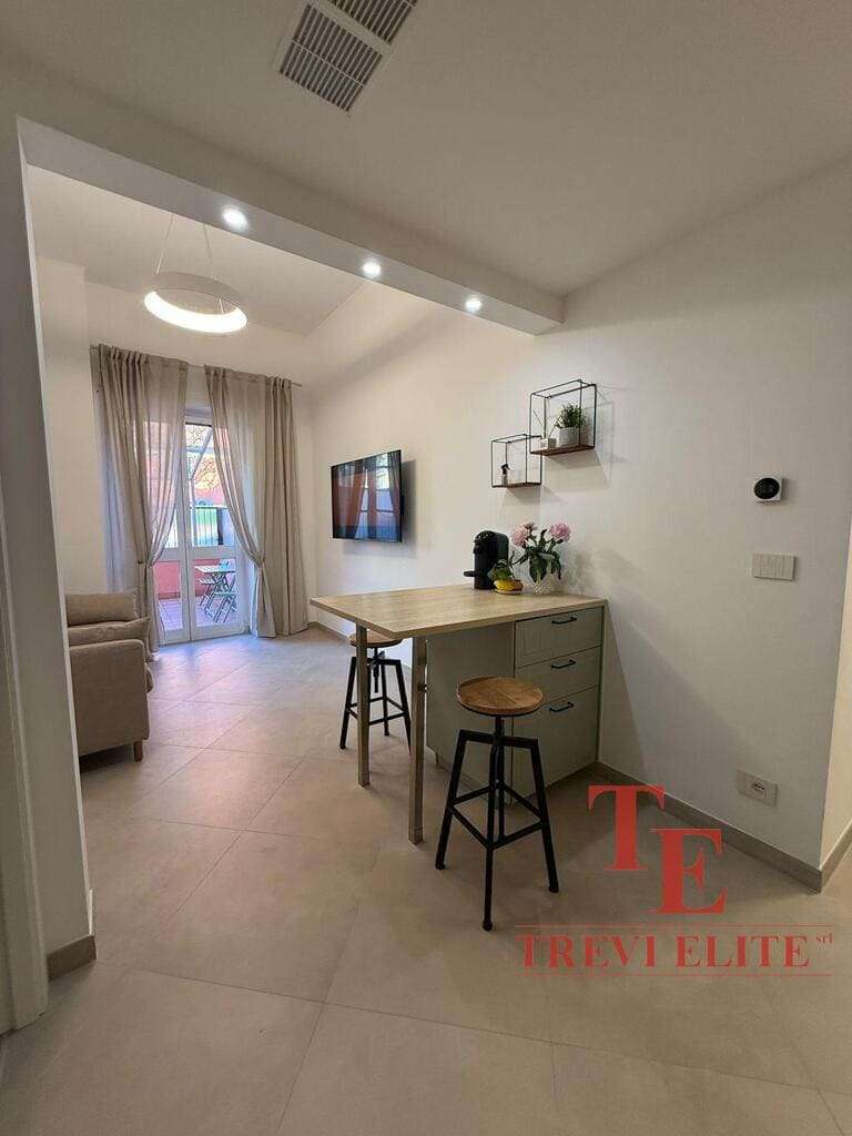 Современная уютная гостиная с консолью и барными стульями, выход на балкон, дизайн с роскошными деталями, идеально подходит для элитной недвижимости.