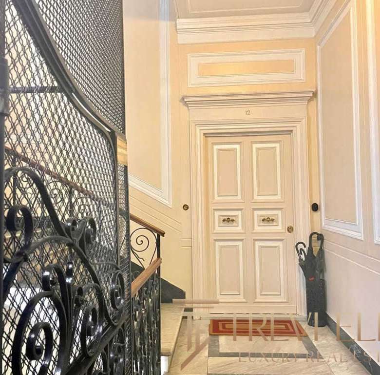 Благородный подъезд с изысканной отделкой, металлической кованой балюстрадой и просторным входом в элитную квартиру. Высокий стиль, уют и роскошь в интерьере.