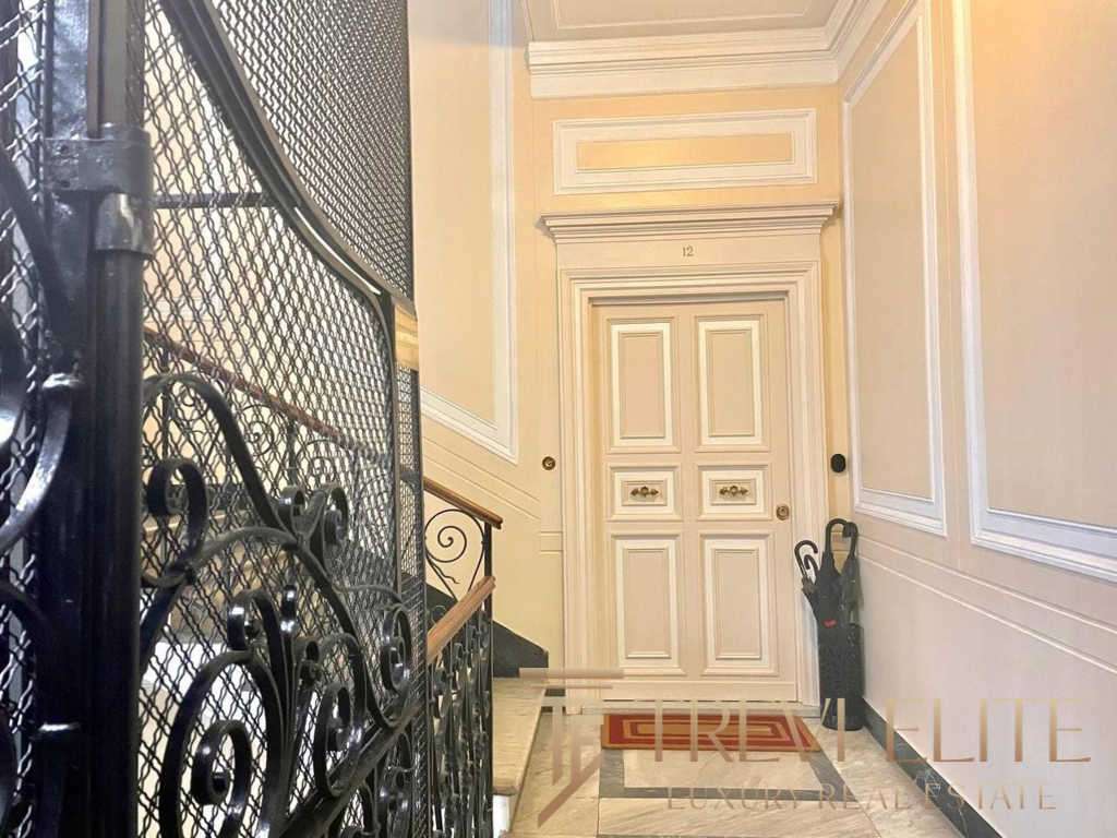 Благородный подъезд с изысканной отделкой, металлической кованой балюстрадой и просторным входом в элитную квартиру. Высокий стиль, уют и роскошь в интерьере.