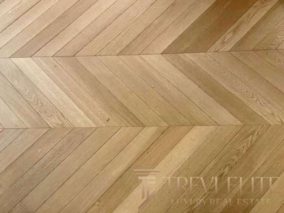 Высококачественный паркет из натурального дерева для элитных интерьеров.