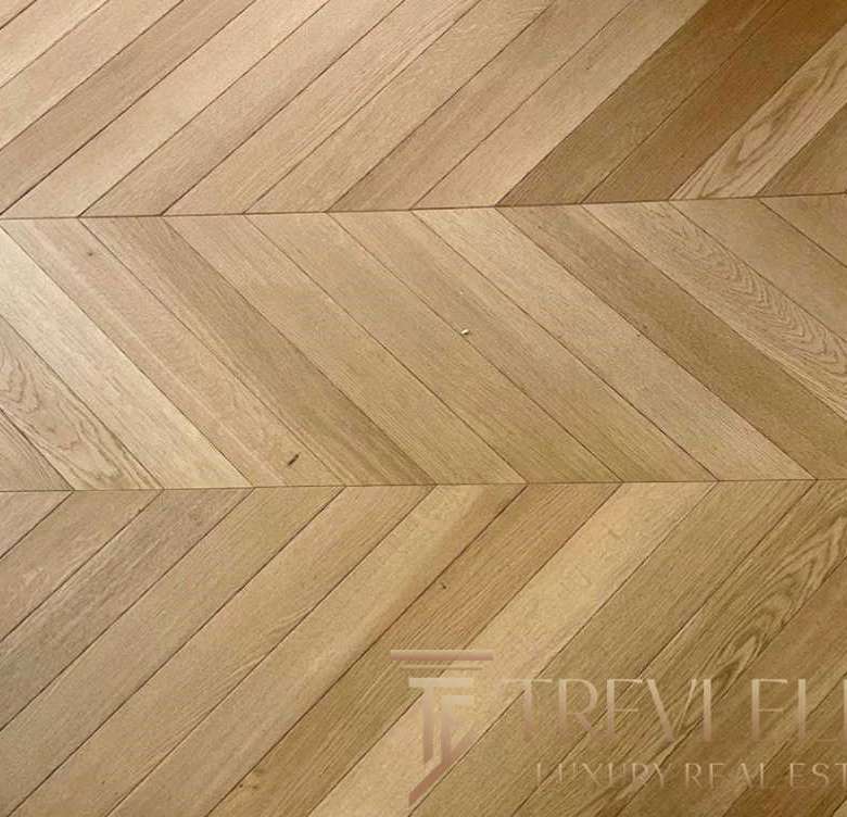 Высококачественный паркет из натурального дерева для элитных интерьеров.