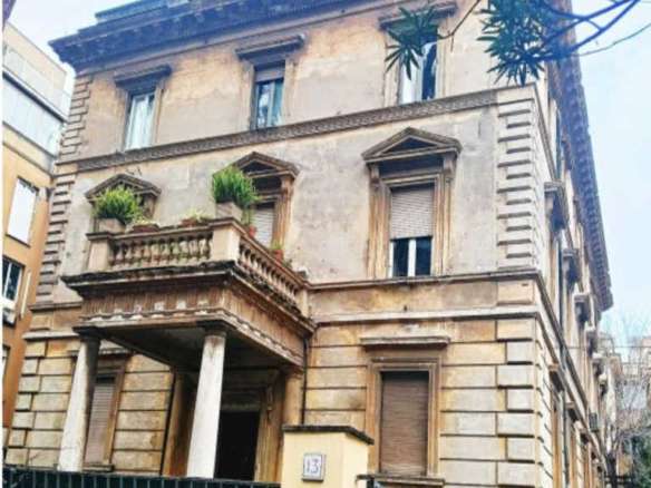 Элегантное старинное жилое здание в историческом районе с классическими архитектурными деталями и уютным внутренним двориком для высококлассных инвестиций.