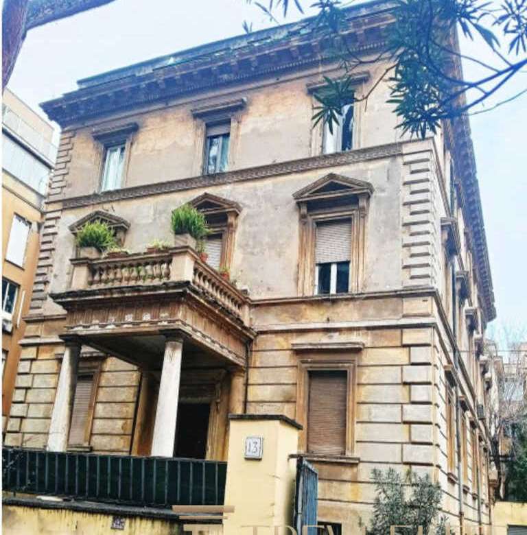 Элегантное старинное жилое здание в историческом районе с классическими архитектурными деталями и уютным внутренним двориком для высококлассных инвестиций.