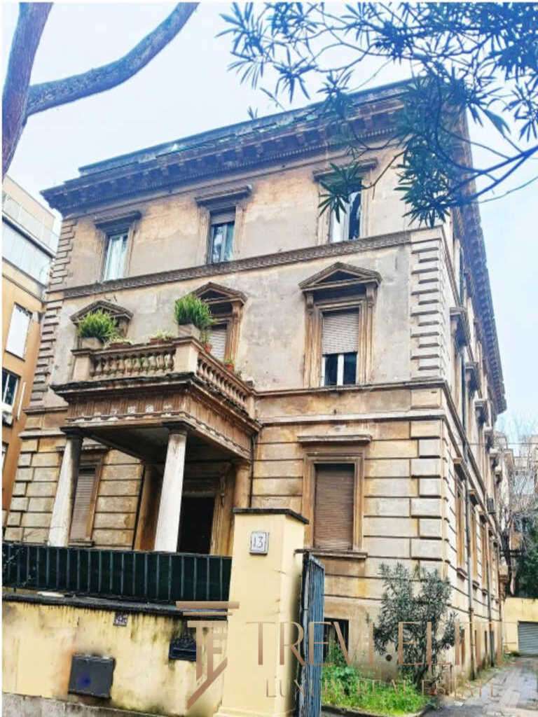 Элегантное старинное жилое здание в историческом районе с классическими архитектурными деталями и уютным внутренним двориком для высококлассных инвестиций.