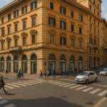 Высотное жилое здание в центре города с историческим фасадом, окруженное пешеходами, автомобилями и велосипедистами, а также магазинами на первом этаже.