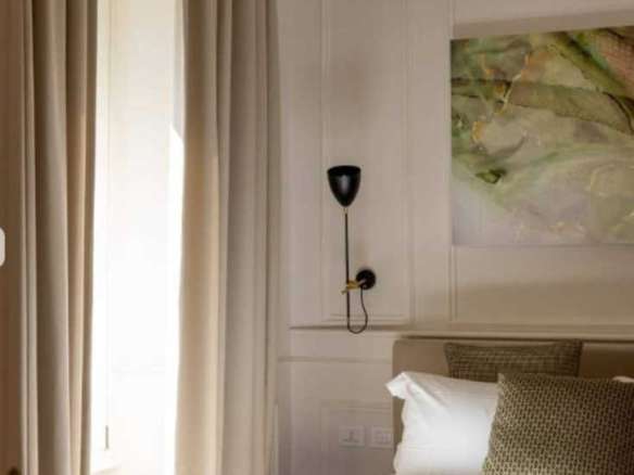 Роскошная спальня в элегантном дизайне с натуральным светом, уютными тканями и современными светильниками, создающими престижную атмосферу высокого класса.