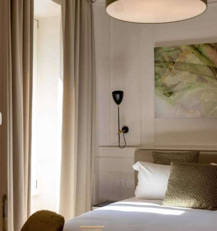 Роскошная спальня в элегантном дизайне с натуральным светом, уютными тканями и современными светильниками, создающими престижную атмосферу высокого класса.