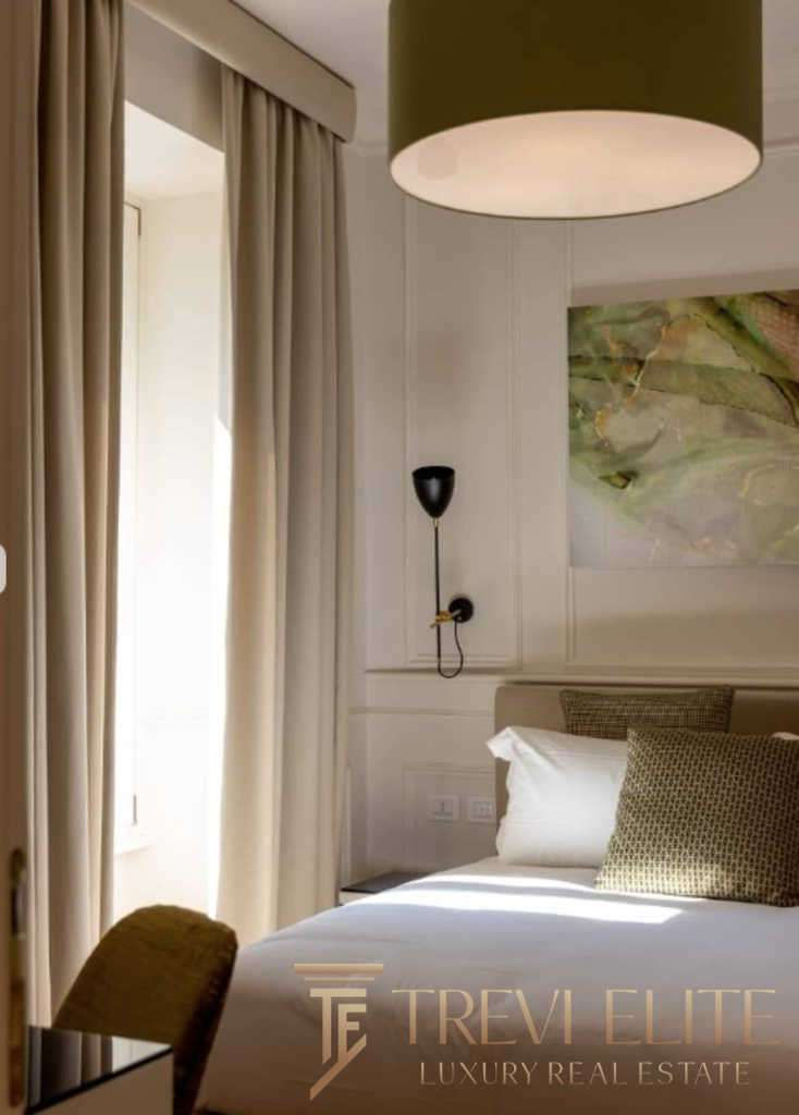 Роскошная спальня в элегантном дизайне с натуральным светом, уютными тканями и современными светильниками, создающими престижную атмосферу высокого класса.