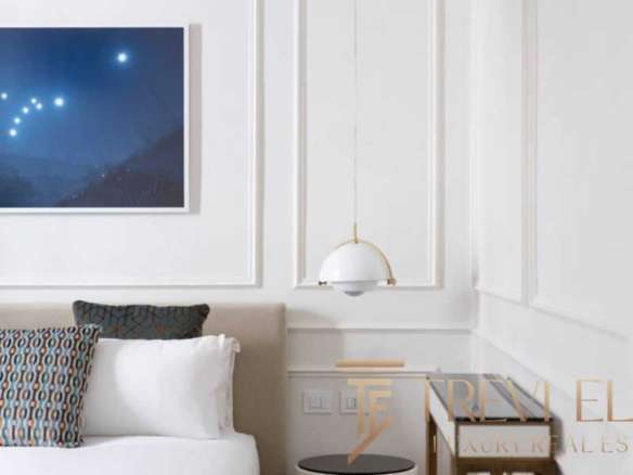 Элегантная спальня в роскошной квартире с современным дизайном, искусственной подсветкой и стильной декорацией, создающей уютную атмосферу.