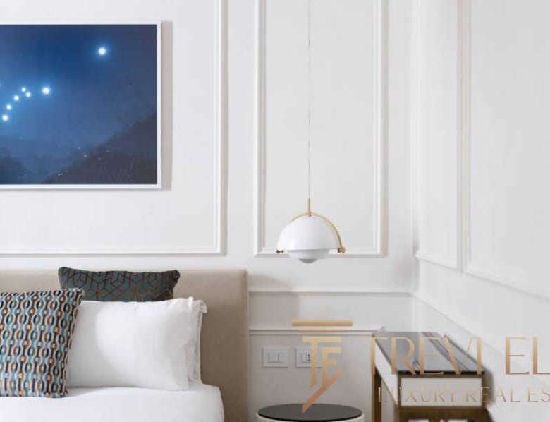 Элегантная спальня в роскошной квартире с современным дизайном, искусственной подсветкой и стильной декорацией, создающей уютную атмосферу.