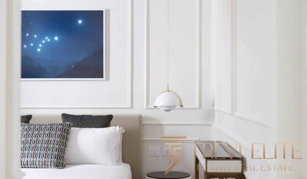 Элегантная спальня в роскошной квартире с современным дизайном, искусственной подсветкой и стильной декорацией, создающей уютную атмосферу.