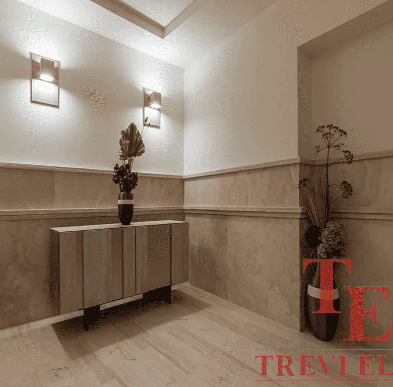 Высококлассный интерьер прихожей в элитной недвижимости, минимализм, светлые тона, дизайнерский декор, стильное оформление для эксклюзивных апартаментов.