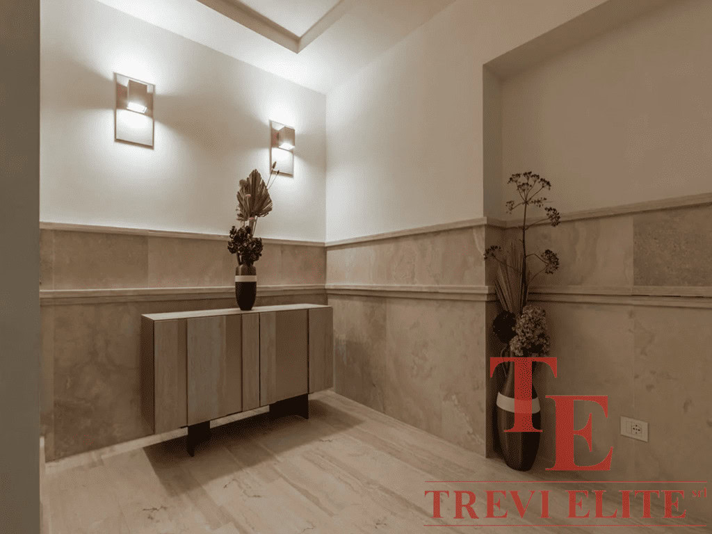 Высококлассный интерьер прихожей в элитной недвижимости, минимализм, светлые тона, дизайнерский декор, стильное оформление для эксклюзивных апартаментов.