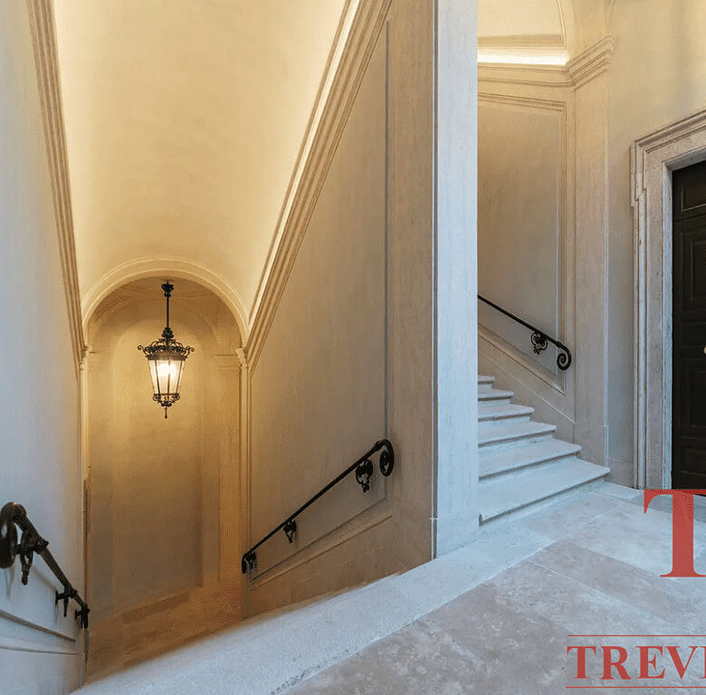 Элегантный интерьер входной зоны престижного особняка с винтажными элементами и классическими деталями.