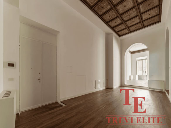 Современное просторное жилище с высоким потолком и естественным освещением, идеально подходит для комфортной жизни и инвестиций в элитную недвижимость в Италии и мире.
