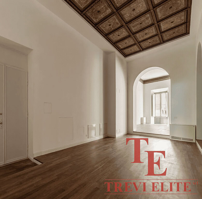 Современное просторное жилище с высоким потолком и естественным освещением, идеально подходит для комфортной жизни и инвестиций в элитную недвижимость в Италии и мире.