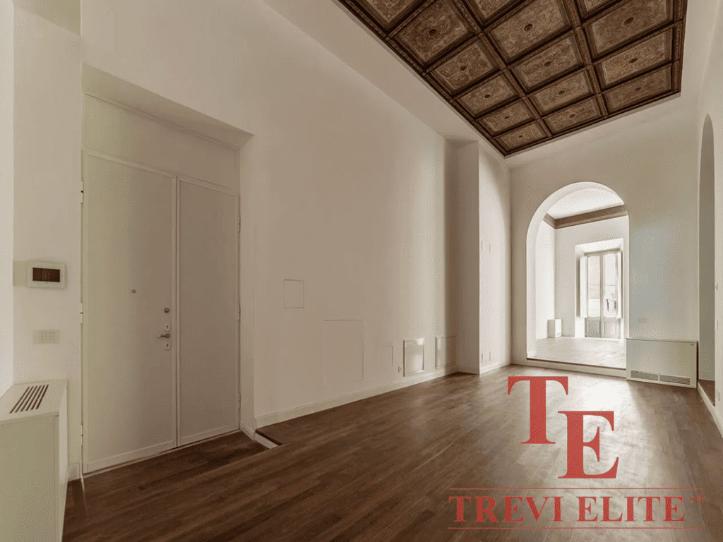 Современное просторное жилище с высоким потолком и естественным освещением, идеально подходит для комфортной жизни и инвестиций в элитную недвижимость в Италии и мире.