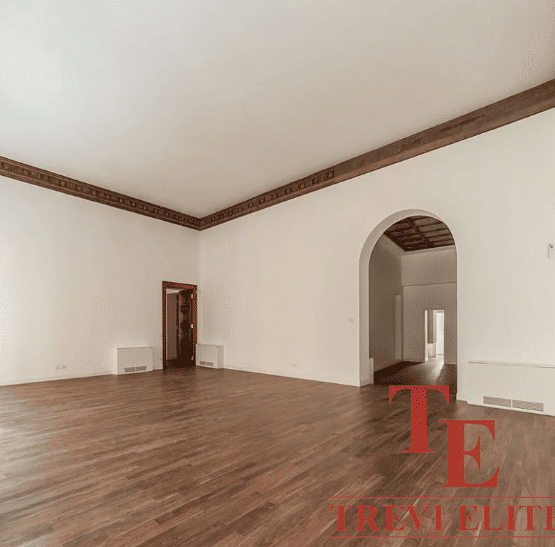 Современный просторный зал в элитной недвижимости с высоким потолком и деревянным полом, идеально подходящий для роскошной жизни и приемов.