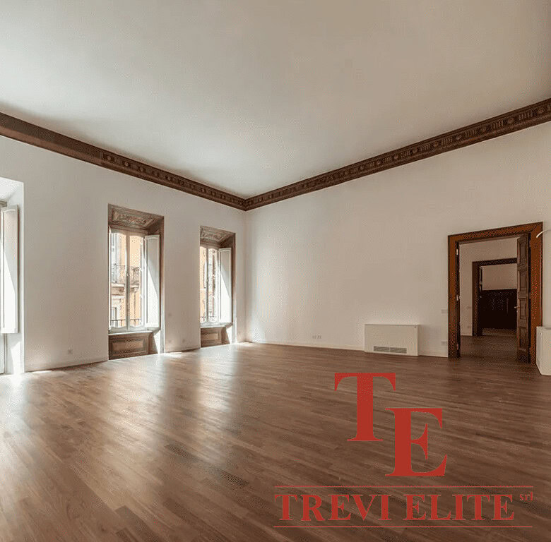 просторная светлая комната с большими окнами и деревянным полом, эксклюзивное роскошное жилье в Италии, дизайн интерьера высокого класса для элитной недвижимости.