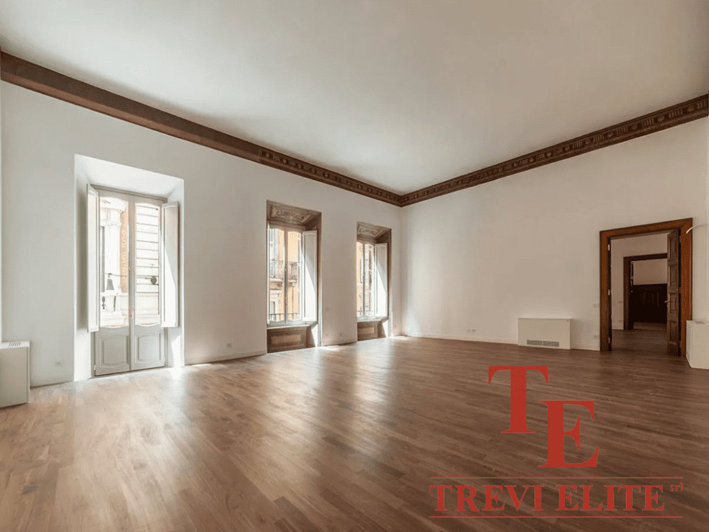 просторная светлая комната с большими окнами и деревянным полом, эксклюзивное роскошное жилье в Италии, дизайн интерьера высокого класса для элитной недвижимости.