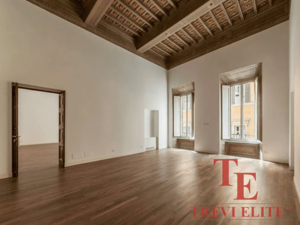 Оспокаивающая светлая гостиная с высокими окнами, выполненная в классическом стиле с деревянными конструкциями потолка и полом. Идеальное пространство для элитных интерьеров и роскошного жилья.