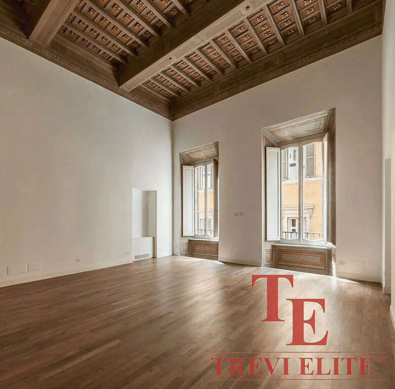 Оспокаивающая светлая гостиная с высокими окнами, выполненная в классическом стиле с деревянными конструкциями потолка и полом. Идеальное пространство для элитных интерьеров и роскошного жилья.