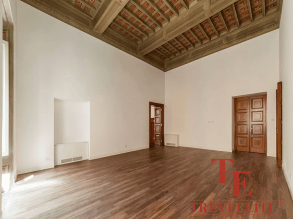 Элегантная просторная гостиная с высокими потолками и деревянными элементами, идеально подготовленная для оформления роскошного интерьера.