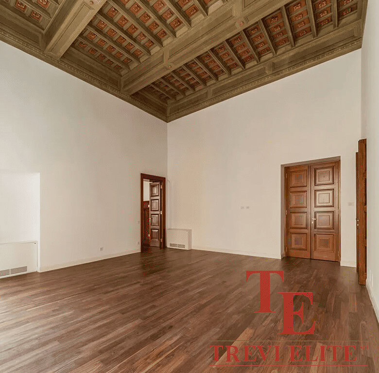 Элегантная просторная гостиная с высокими потолками и деревянными элементами, идеально подготовленная для оформления роскошного интерьера.