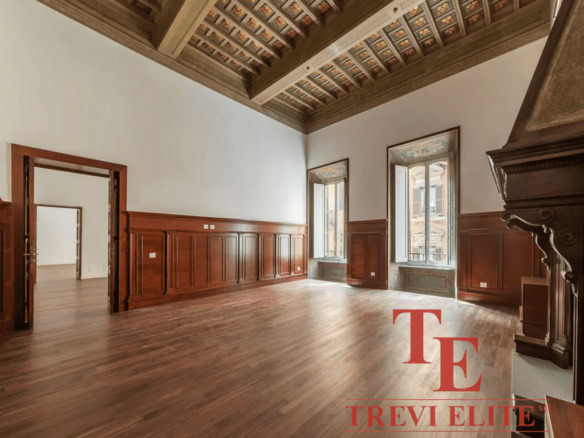 Высококачественный интерьер роскошного зала с деревянными панелями и окнами в стиле классики.