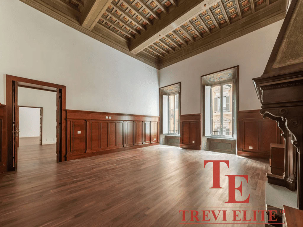 Высококачественный интерьер роскошного зала с деревянными панелями и окнами в стиле классики.