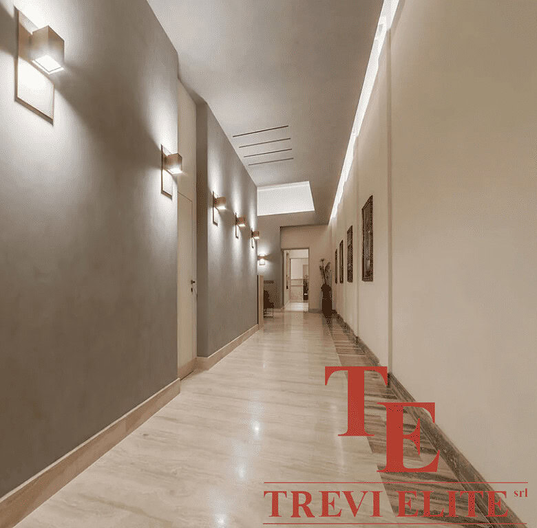 Современный коридор в элитной недвижимости с мягким освещением и высококлассным дизайном. Идеально для презентации роскошных итальянских и зарубежных элитных объектов.