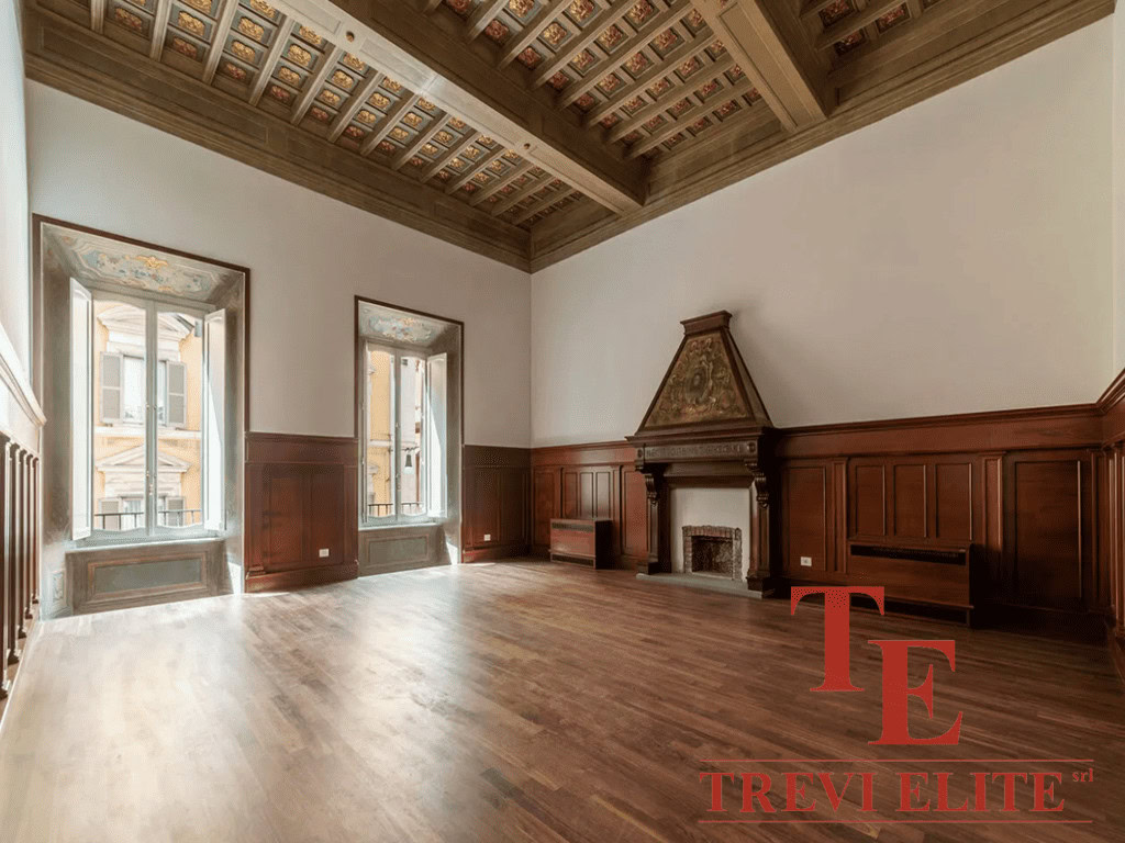 Элитная гостиная с высокой потолочной декоративной отделкой и большими окнами, обеспечивающими природное освещение и панорамный вид, интерьер в классическом стиле, выполненный из ценных пород дерева.