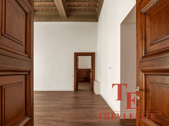 Роскошный интерьер с классическими деревянными дверями и высокими потолками, отражающий элитность и эксклюзивность высококлассных итальянских и мировых недвижимости от агентства Треви Элит.