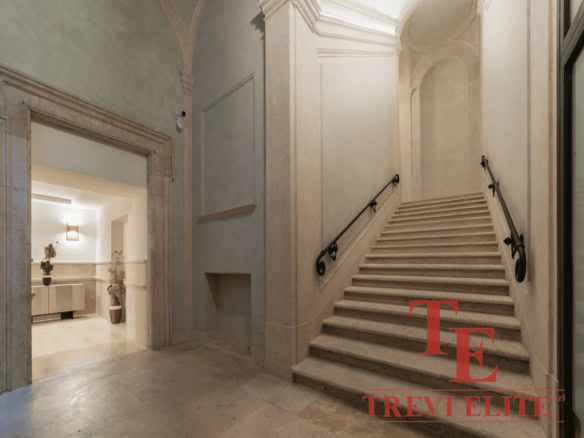Элитная лестница и интерьеры в роскошном особняке, демонстрирующие эксклюзивность и высокий стиль недвижимости от агентства Треви Элит.